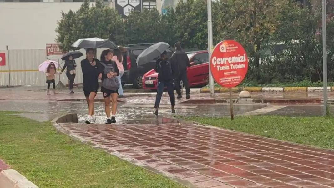 Sağanak Yağış Antalya’yı Vurdu: Araçlar Yolda Kaldı! 6